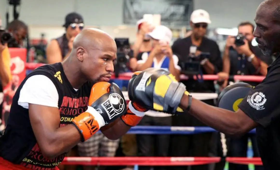 Mayweather On The Pads